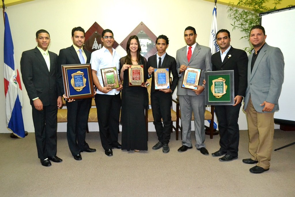 Ariel Liranzo y Richard Ulloa, Asistente del Alcalde y Presidente Provincial de Juventud respectivamente, con los reconocidos.